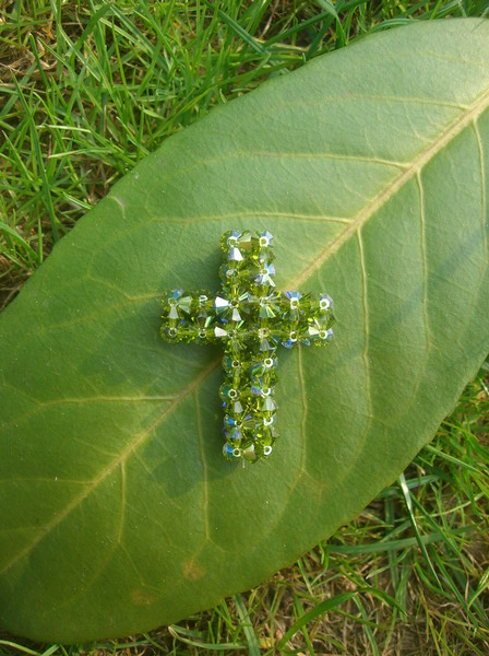 Kreuz-Anh�nger aus echten Swarovski Steinen - oliv