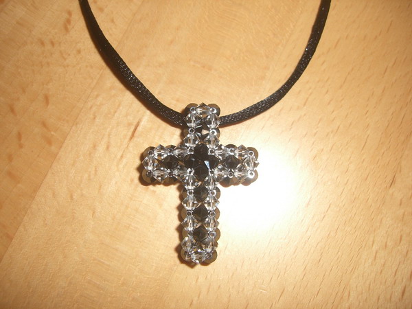 Kreuz-Anh�nger aus echten Swarovski Steinen - schwarz