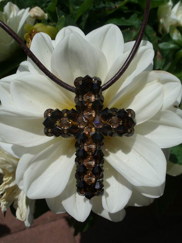 Kreuz-Anh�nger aus echten Swarovski Steinen - mocca