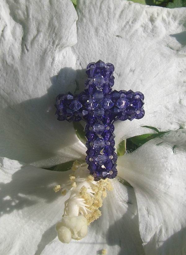 Kreuz-Anh�nger aus echten Swarovski Steinen - flieder