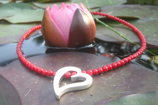 Rote Korallenkette mit Silberherz